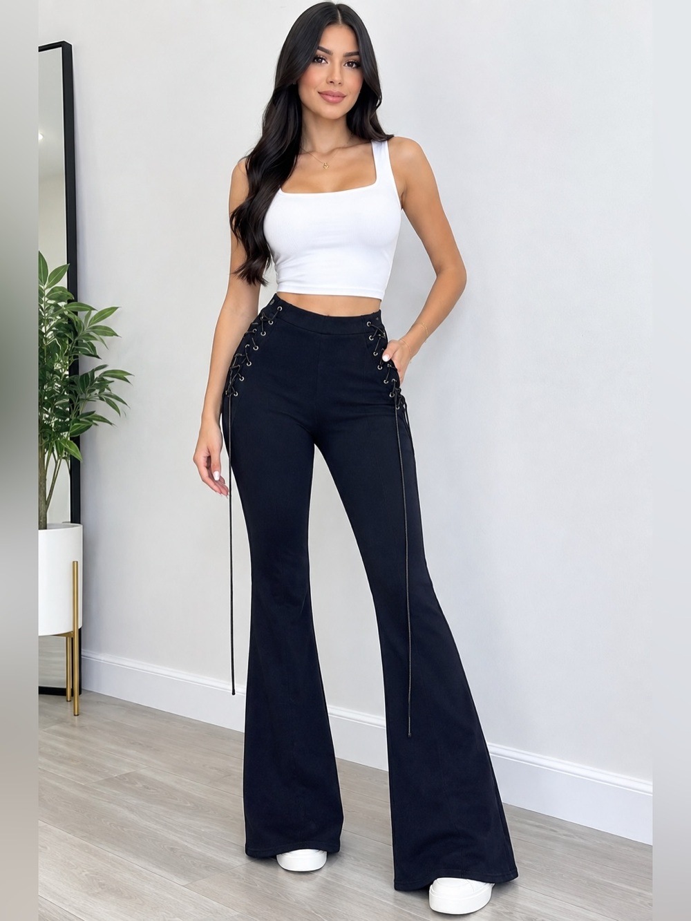 White Fox Boutique Black Lace-Up High-Waist Flare Pants es abierto de los lados